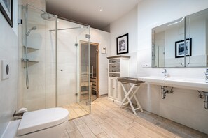Dusche, Haartrockner, Handtücher