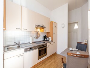 Kühlschrank, Ofen, Geschirrspüler, Wasserkocher mit Kaffee-/Teezubehör