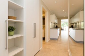 Kühlschrank, Ofen, Geschirrspüler, Wasserkocher mit Kaffee-/Teezubehör