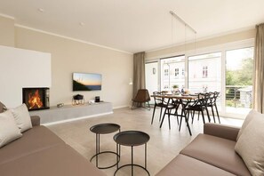 TV, fireplace