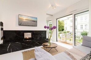 TV, fireplace