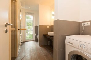 Shower, hair dryer, towels - Villa Strandgrün, App. 06 (Heringsdorf)
