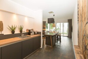 Kühlschrank, Mikrowelle, Ofen, Geschirrspüler