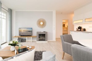 TV, fireplace - Villa Westend, App. 01 (Heringsdorf)
