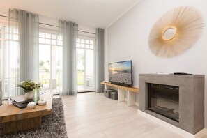 TV, fireplace