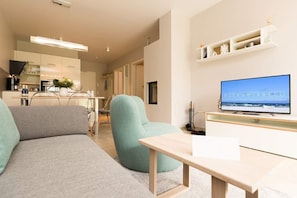 Een televisie en een open haard