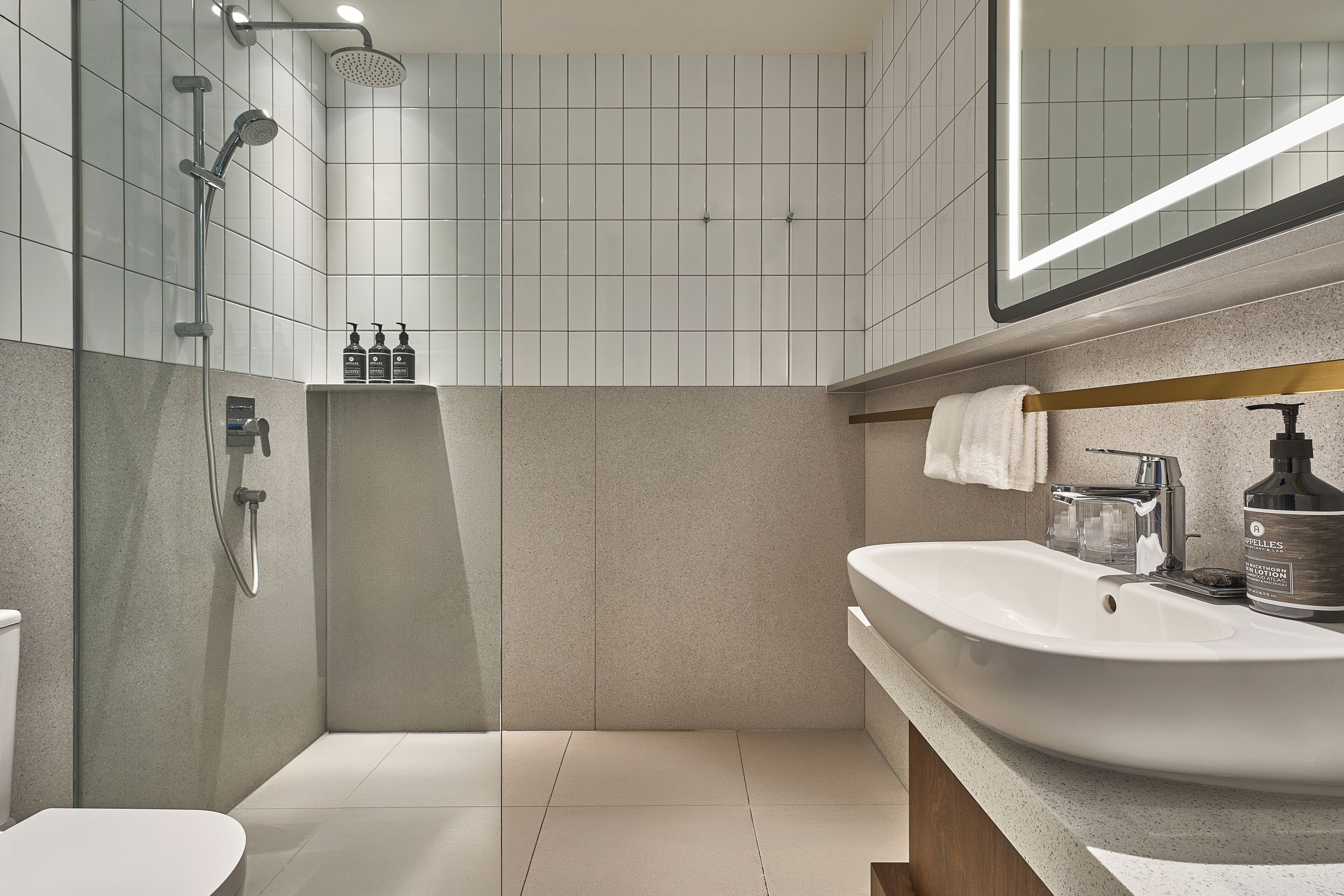 Ein modernes Badezimmer mit Dusche, Toilette und Waschbecken.