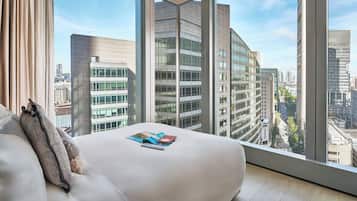 Executive Suite (Club) | In-room safe, desk, soundproofing, iron/ironing board