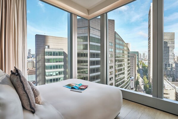 In-room safe, desk, soundproofing, iron/ironing board - Oakwood Premier Raffles Place Singapore (Singapore)