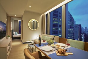Premier Room, 2 Bedrooms | Living room | Flat-screen TV - Citadines Raffles Place Singapore (Singapore)