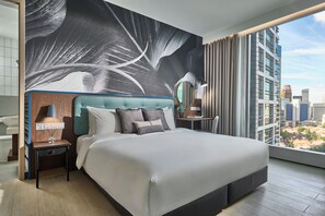 In-room safe, desk, soundproofing, iron/ironing board - Oakwood Premier Raffles Place Singapore (Singapore)