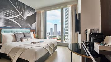 Premier kamer | Een kluis op de kamer, een bureau, geluiddichte muren