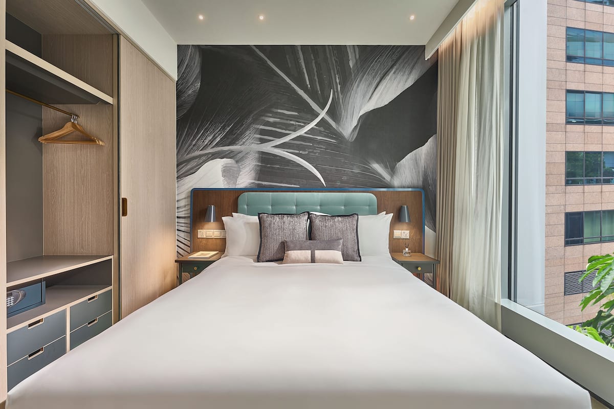 Deluxe Room (Club) | In-room safe, desk, soundproofing, iron/ironing board