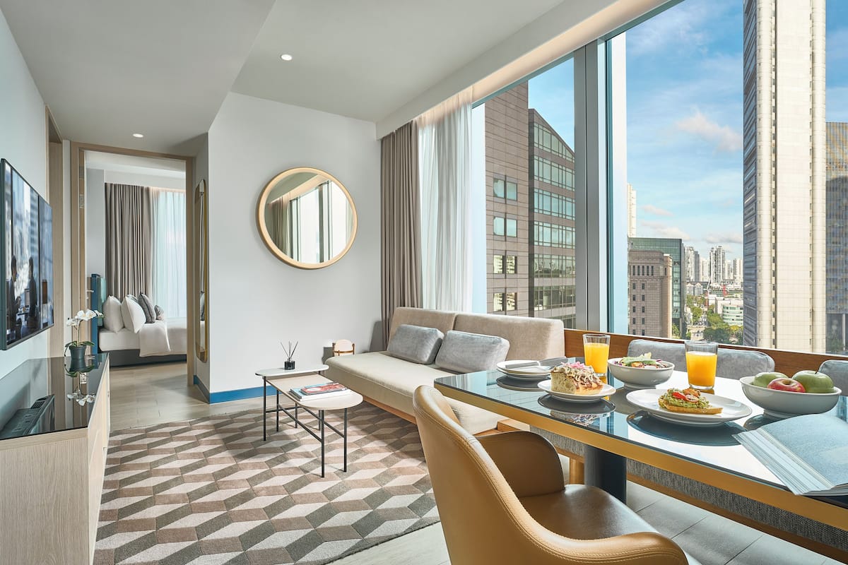 Executive Suite (Club) | Living area | Flat-screen TV