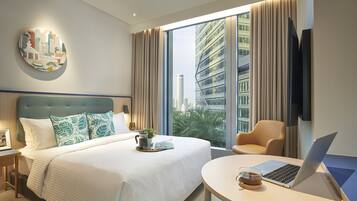 Tallelokero huoneessa, työpöytä, äänieristys, silitysrauta/-lauta