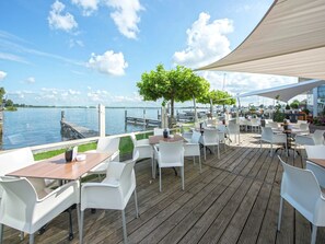 Outdoor dining - Harbour Lodge at Uitgeestermeer View (Uitgeest)