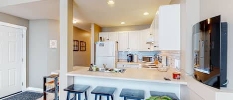 Réfrigérateur, micro-ondes, four, plaque de cuisson