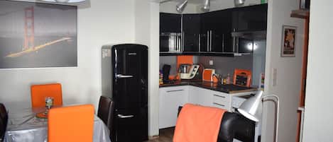Réfrigérateur, four à micro-ondes, un four, surface de cuisson