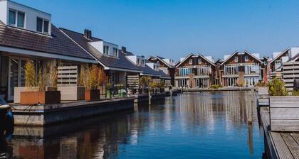 Péniche au port avec vue sur lac