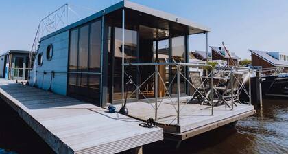 Casa flotante en puerto con vistas