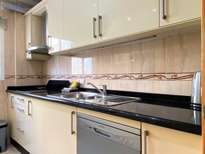 Een koelkast, een magnetron, een oven, een vaatwasser