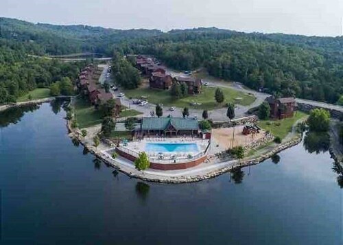 Near Silver Dollar City & Entertainment with Free Tickets-Romantic Getaway-Golf Course On Site