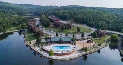 Near Silver Dollar City & Entertainment with Free Tickets-Romantic Getaway-Golf Course On Site