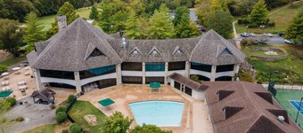 Romantic Getaway Near Silver Dollar City with Free Tickets & Onsite Golf Course