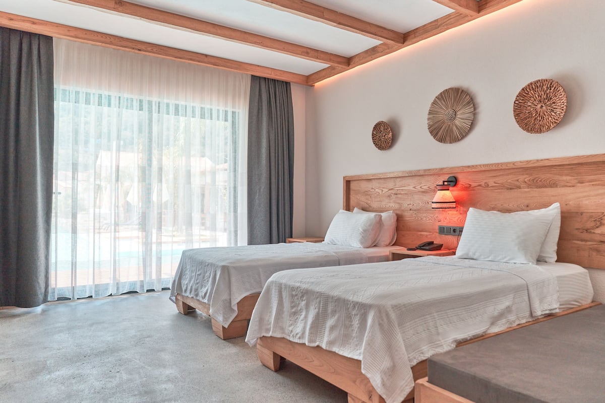 luxury twin room | egyptian cotton sheets, premium bedding, select comfort beds, minibar