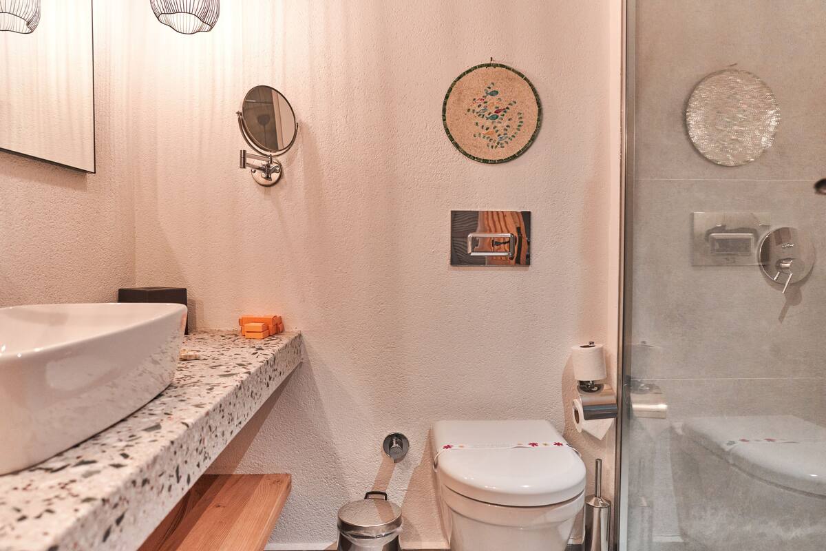 luxury double room, 1 bedroom | bathroom | shower, rainfall showerhead, free toiletries, hair dryer