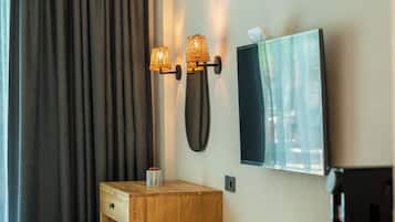 Egyptian cotton sheets, premium bedding, Select Comfort beds, minibar