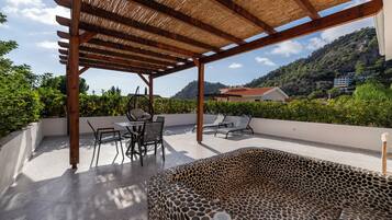 Honeymoon-Doppelzimmer, 1 Schlafzimmer, Nichtraucher, Poolblick | Terrasse/Patio