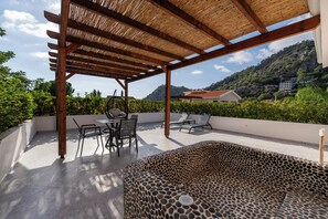 Dobbeltrom – honeymoon, 1 soverom, ikke-røyk, bassengutsikt | Terrasse/patio