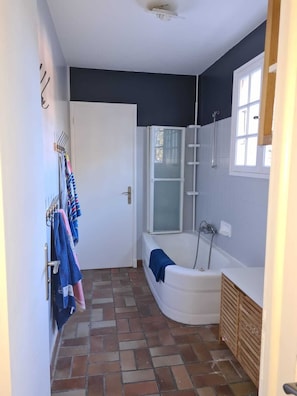Baignoire, sèche-cheveux