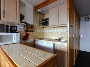 Geladeira, micro-ondas, fogão, lava-louças