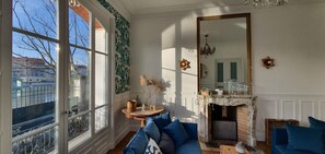 TV - Les Flolies on the banks of the Marne: Character villa - Disney - Paris (Thorigny-sur-Marne)