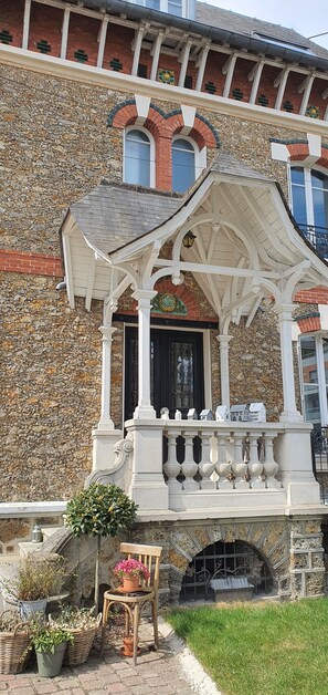 Exterior detail - Les Flolies on the banks of the Marne: Character villa - Disney - Paris (Thorigny-sur-Marne)