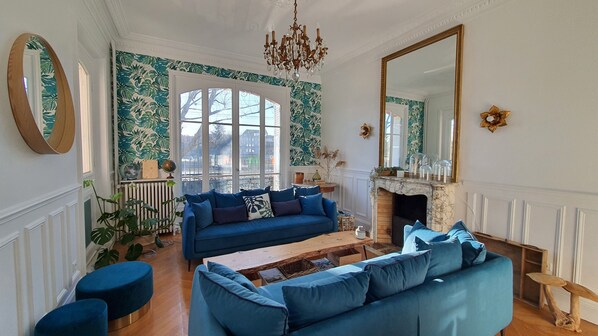 TV - Les Flolies on the banks of the Marne: Character villa - Disney - Paris (Thorigny-sur-Marne)