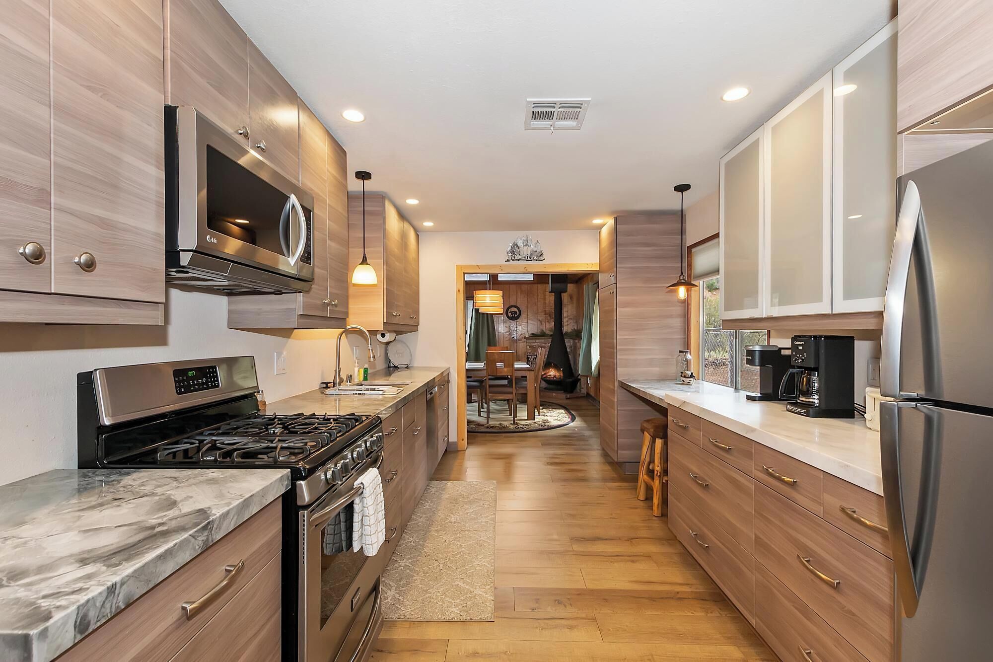 Refrigerador, microondas, horno y parrilla de estufa 