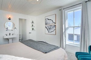 6 bedrooms, desk, iron/ironing board, travel crib