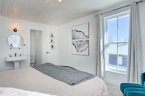 6 habitaciones, escritorio y tabla de planchar con plancha