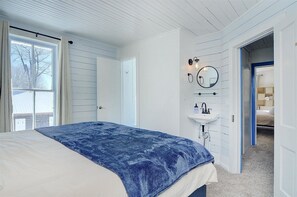 6 makuuhuonetta, työpöytä, silitysrauta/-lauta, vauvan matkasänky