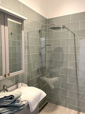 تجهيزات دش، مجففات شعر، مناشف، صابون