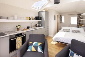 4 dormitorios, escritorio, tabla de planchar con plancha y cuna de viaje