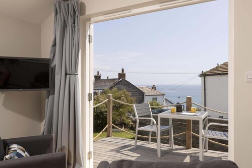 Cottage & Boatshed in Gorran Haven, Private Parking