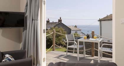 Cottage & Boatshed in Gorran Haven, Private Parking