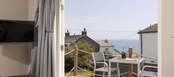 Stylish Boatshed with Sea Views, Private Parking