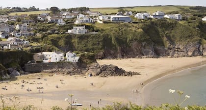 Gorgeous Cottage, Parking, Short Walk to Beach