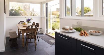 Gorgeous Cottage, Parking, Short Walk to Beach