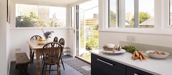 Gorgeous Cottage, Parking, Short Walk to Beach